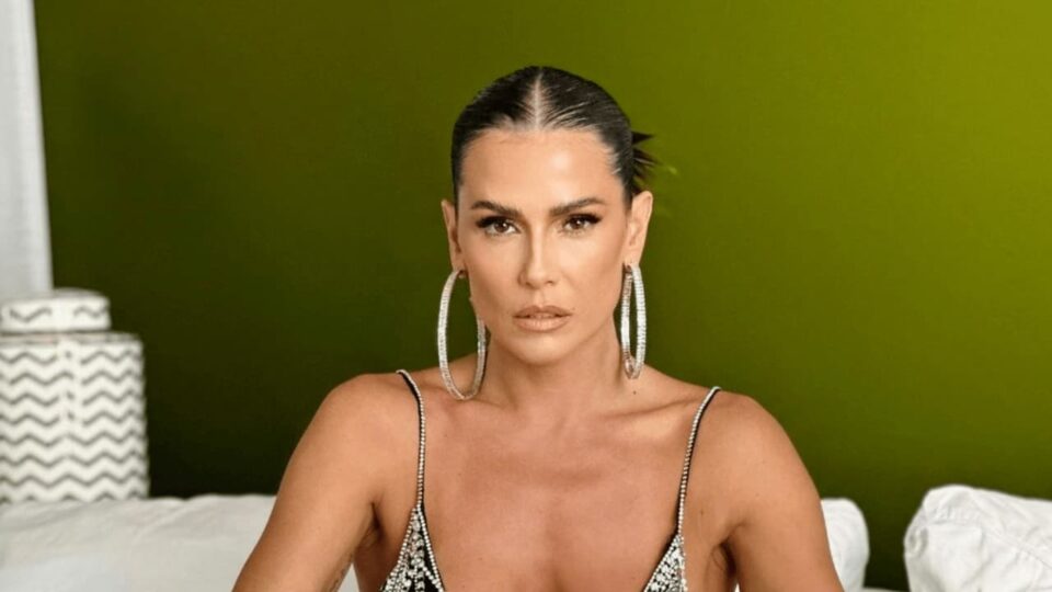 Deborah Secco retira silicone por causa de “caminhoneira”